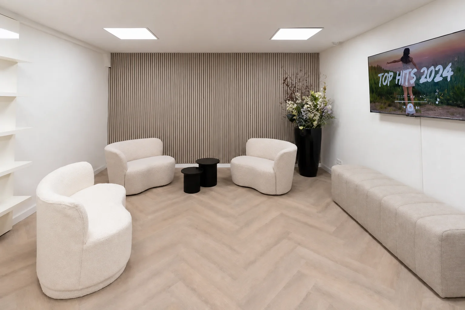 De lichte wachtruimte van een cosmetische kliniek in Barendrecht